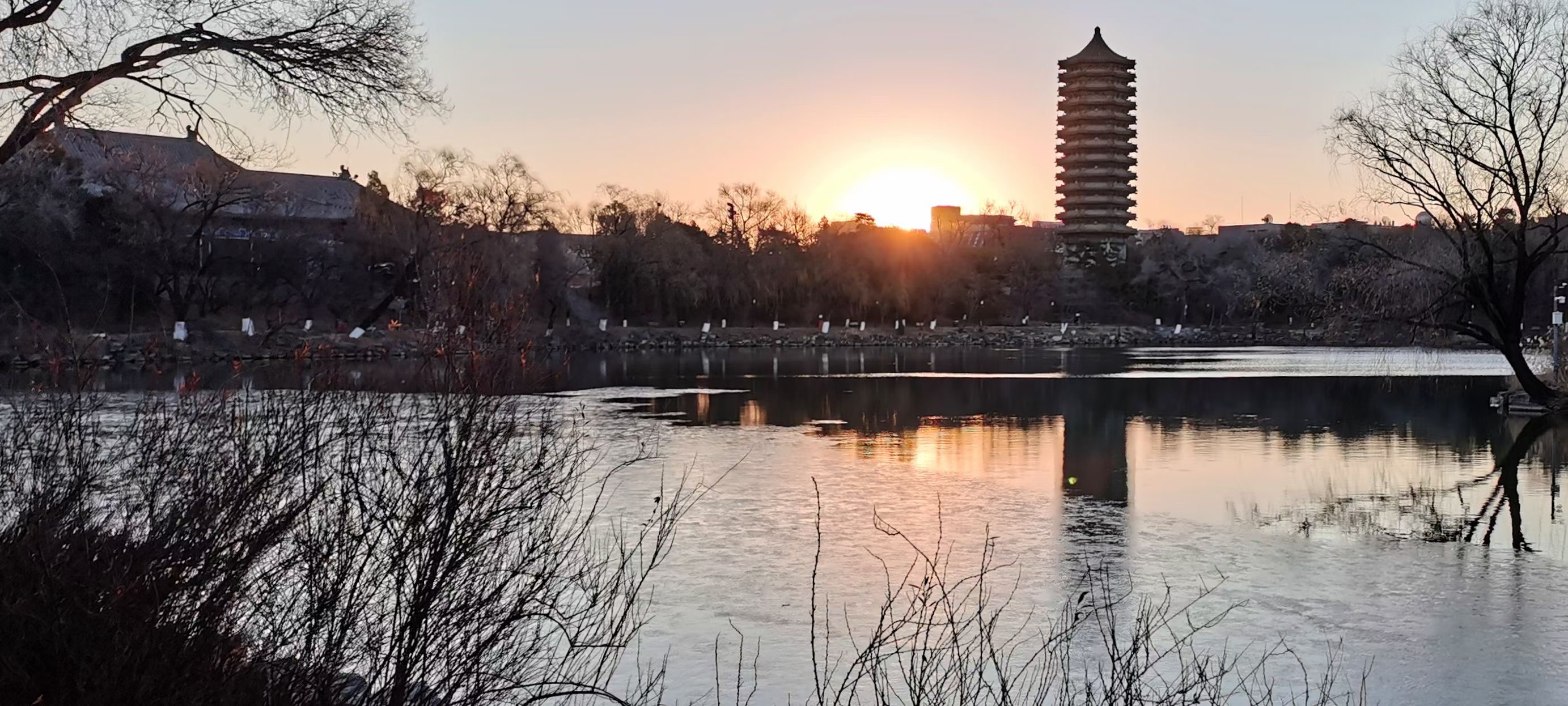 北京大学未名湖景观.jpg