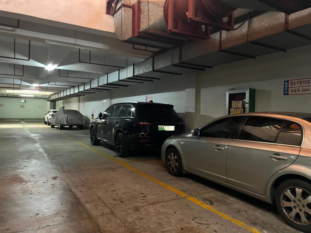 海口小区停车费大涨调查：开发商后悔涨晚了，职能部门执法无据