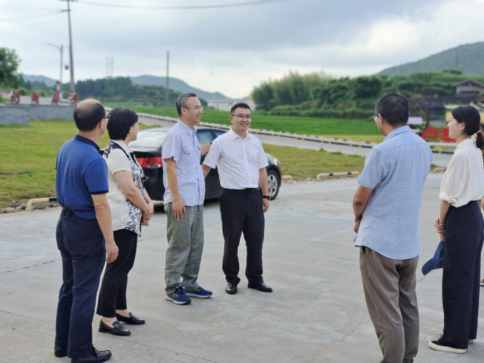 段小平副书记赴结对帮扶卢梨村考察并慰问承建项目员工