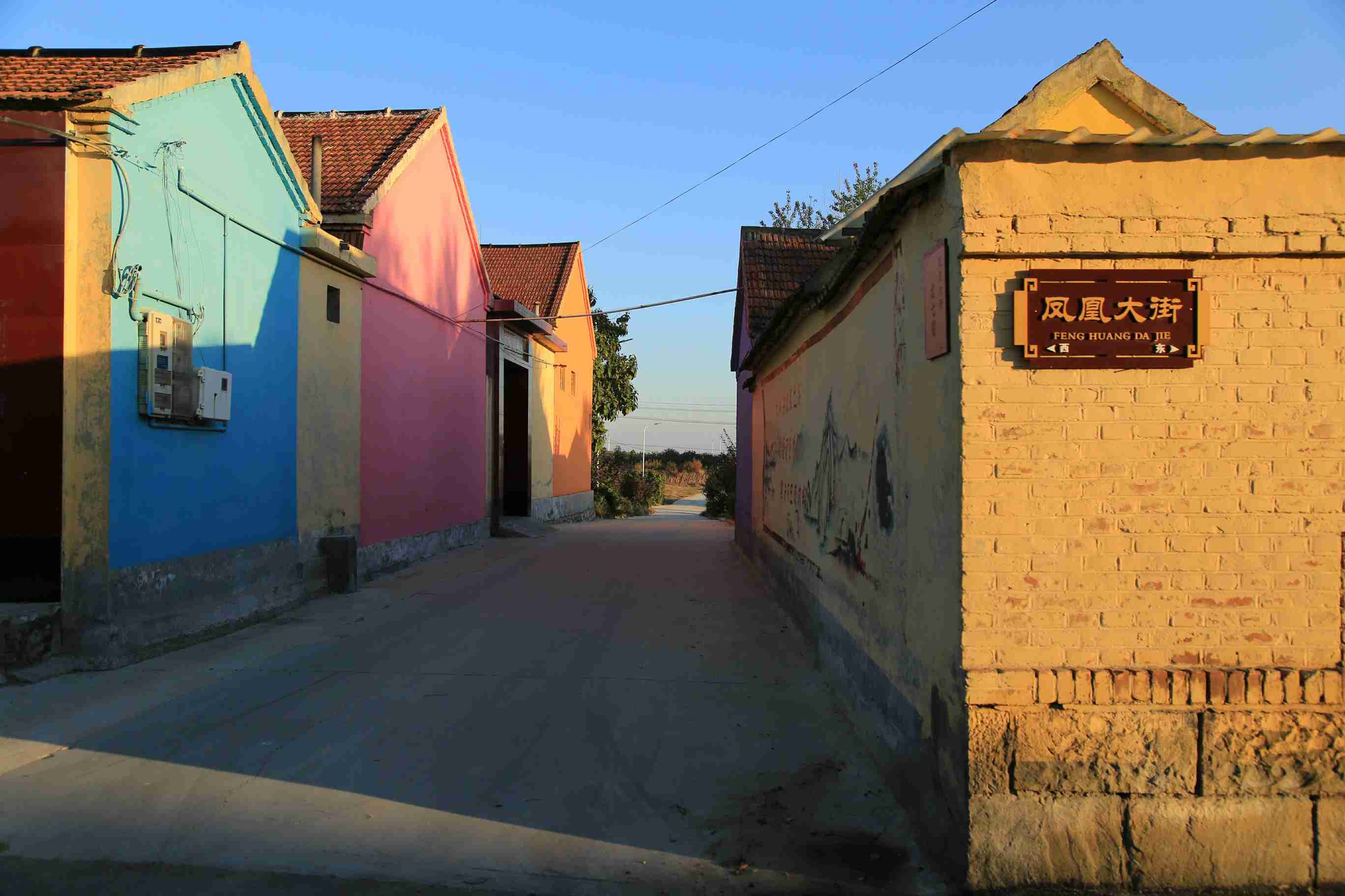 图15 淄博山头村，用鲜艳的多种颜色涂刷山墙头，达到了很好的效果.jpg