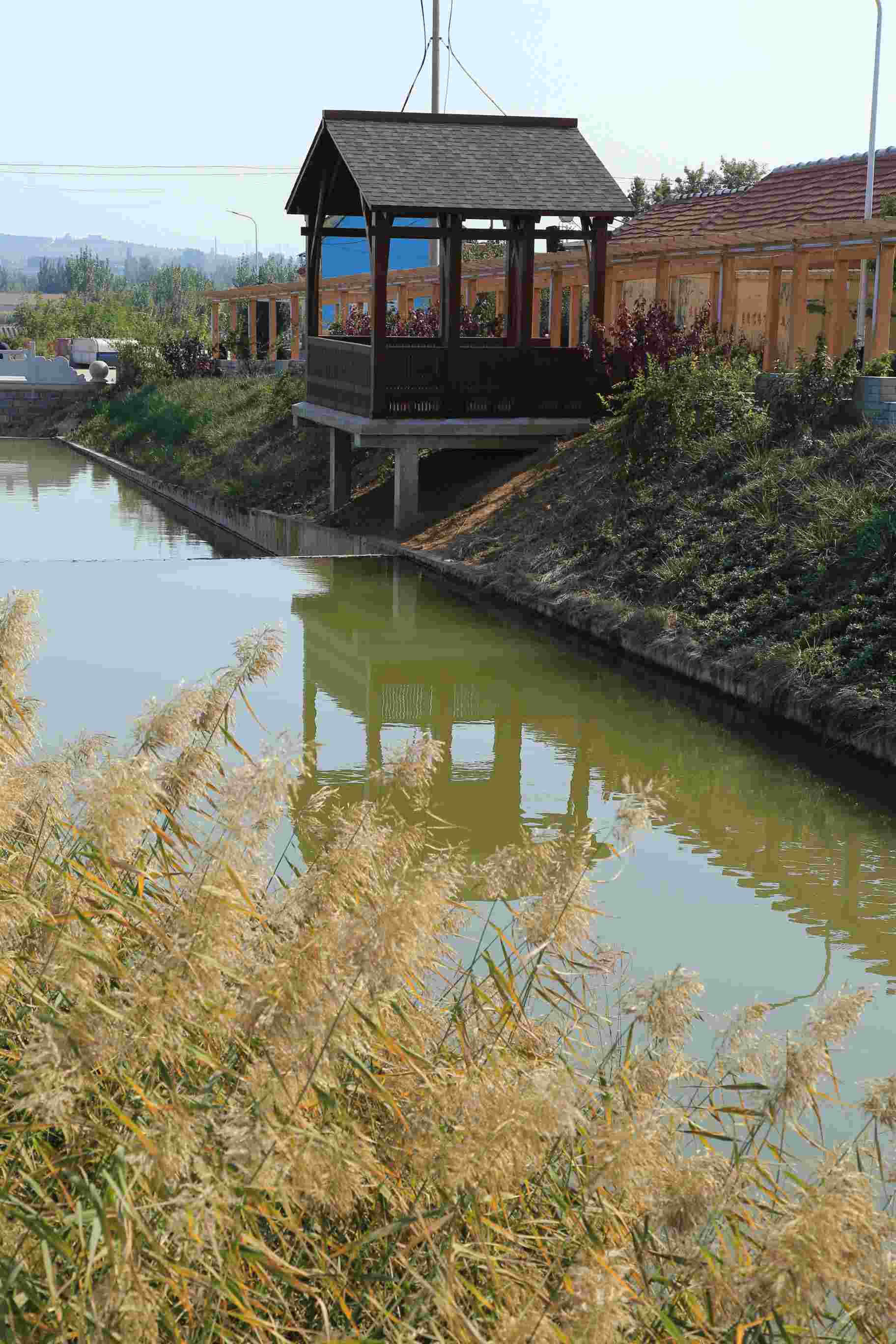 图16 淄博山头村在原来长廊外加建的亭廊，连接水面及廊子.jpg